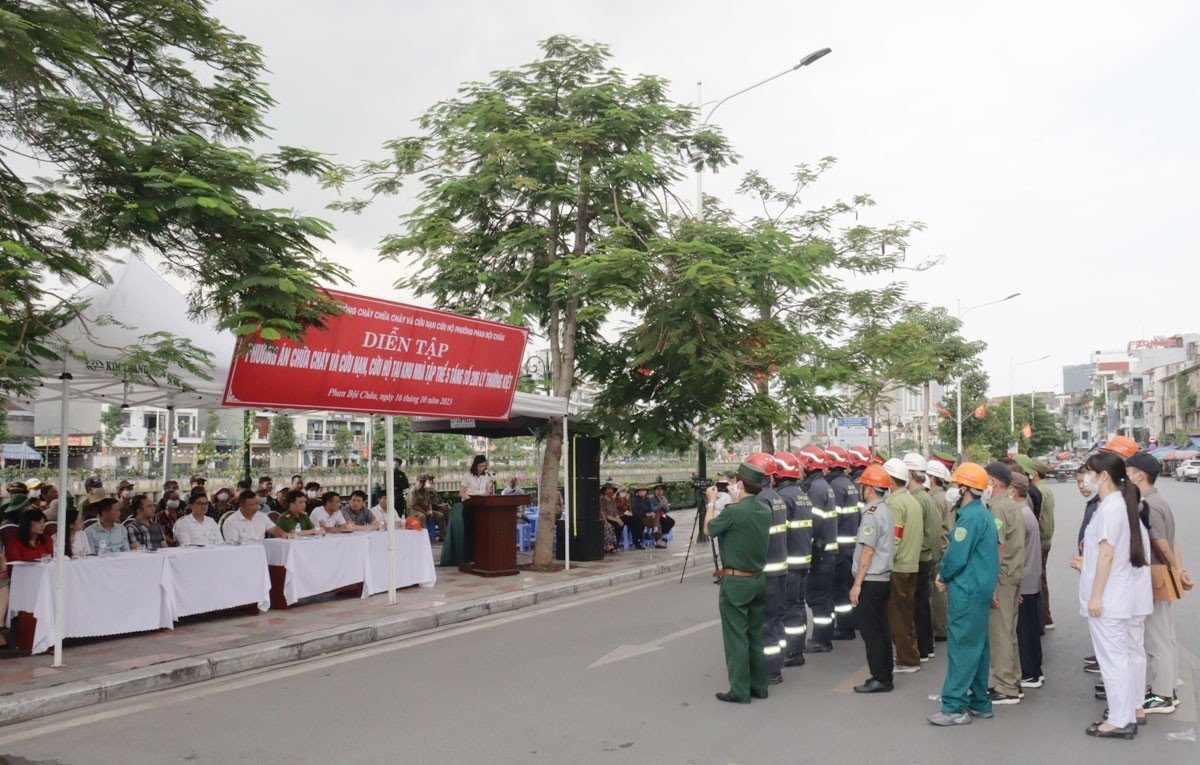 Phường Phan Bội Châu: Diễn tập phương án chữa cháy, cứu nạn cứu hộ nhà cao tầng
